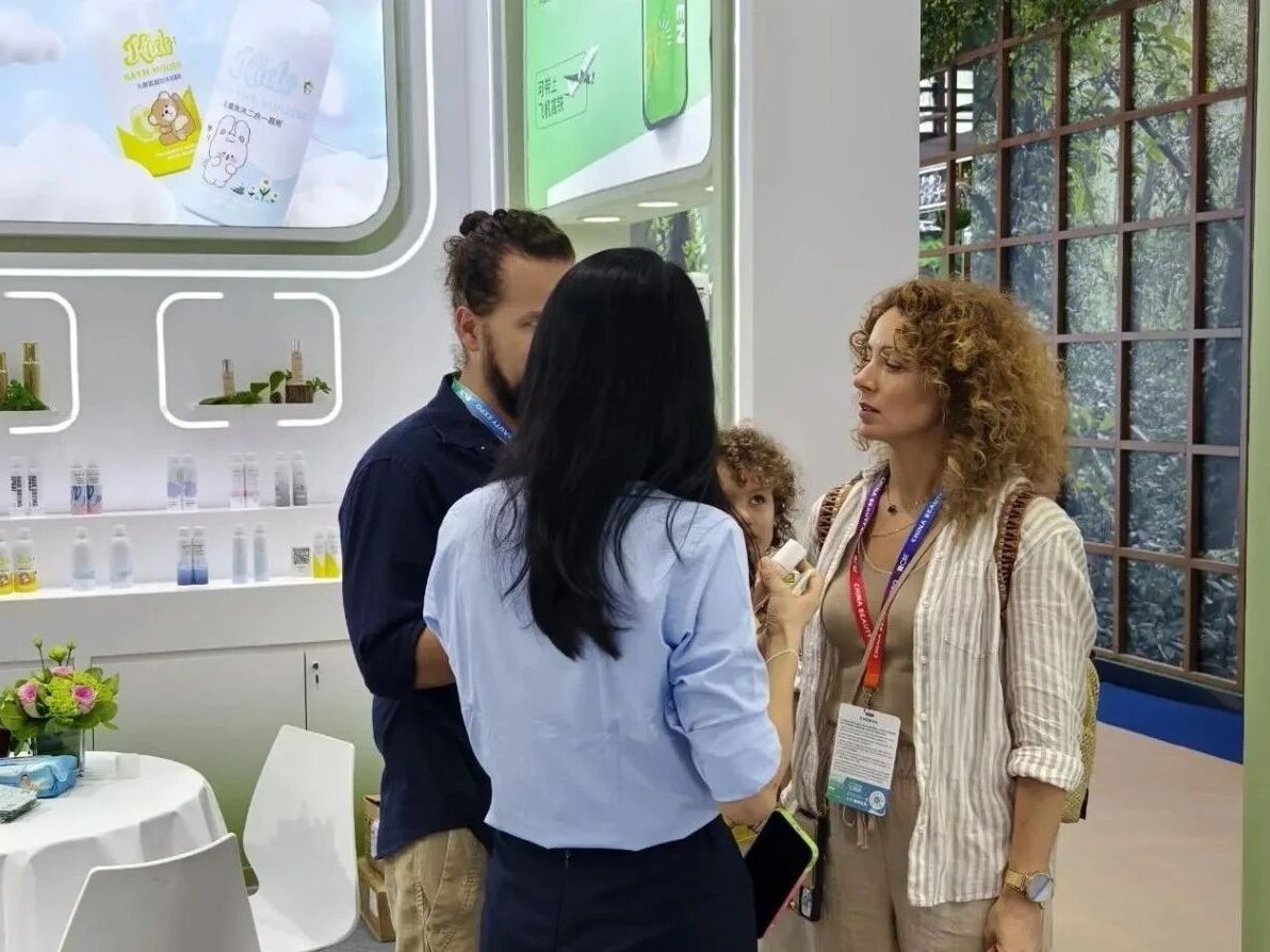 LONGWAY team talking with international buyers at a beauty trade show booth