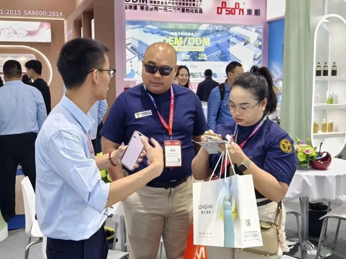 LONGWAY sales team presenting products to visitors at an exhibition