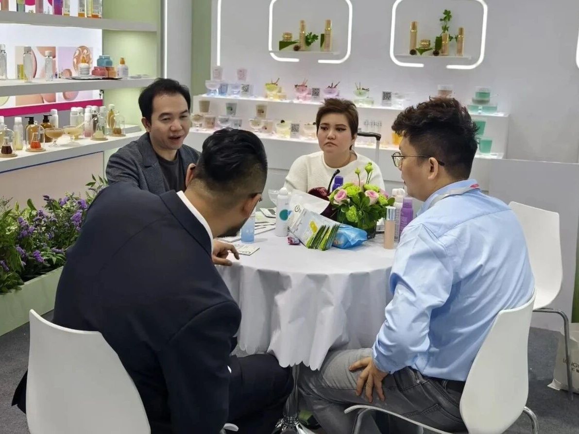 LONGWAY meeting overseas clients at a cosmetics exhibition table