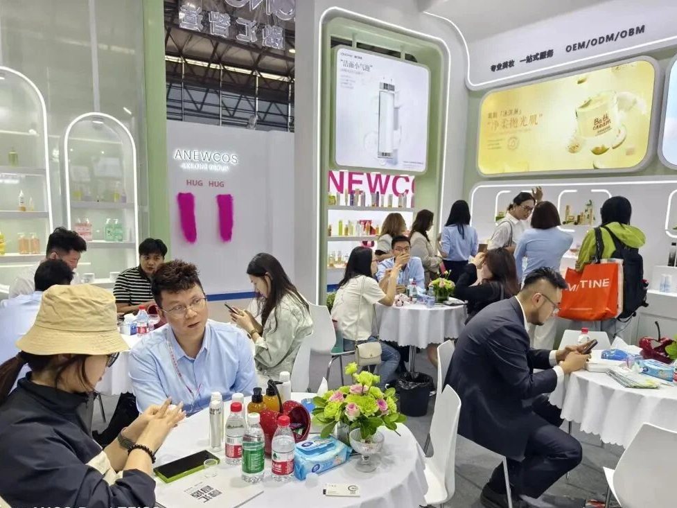Visitors meeting the LONGWAY team at a beauty industry exhibition